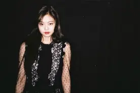Jennie演唱会突然离场，道歉回应网友仍旧不满，建议恢复好再登台视频封面