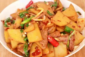 炒土豆片怎么做好吃，教你接地气的家常做法，鲜香入味，开胃下饭视频封面