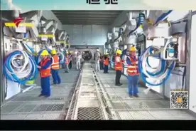 探秘恒大汽车基地 机器人“上岗”、1分钟造1辆车视频封面