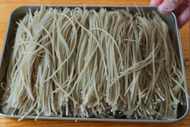 如何在家自己做红薯粉条？教你2种方法，没有任何添加，劲道爽滑视频封面