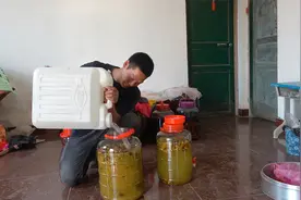 阿琪用蜂巢泡农家自酿米酒，据说这样能补身体，真的有用吗视频封面