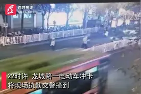 监拍柳州鬼火少年骑电动车强行冲卡：交警撞倒翻护栏逃跑视频封面