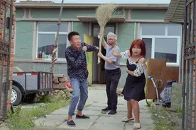 抠门女婿主动请老丈人吃饭，没想竟是用老丈人电动车换的，真逗视频封面