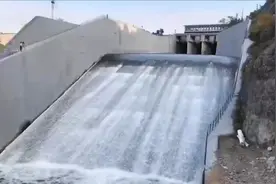 官厅水库今早开闸放水 水务部门提醒永定河沿线市民注意回避风险视频封面