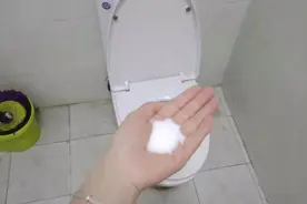 为什么厕所里一定要撒把食盐？作用太厉害了，抓紧告诉家人还不迟视频封面