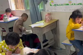 小学生考试明目张胆偷看，跑前跑后还要偷偷翻书，累了捶腰继续看视频封面