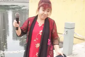 二人转《傻柱子接亲》选段，傻小子不把媳妇接，坐在地上抓虱子视频封面
