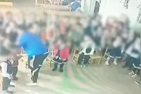 监控曝光 海南一男幼师让30多名孩子自扇嘴巴 校方：正在处理视频封面