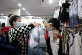 妈妈带着浩宇去置办衣服鞋子，三妹变身穿搭博主，每一套都还不错视频封面