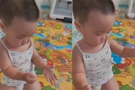 10个月大宝宝练习不同步抓握，几秒后左手一甩：就你不听话！视频封面