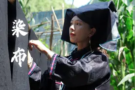 广西神秘的黑衣壮，用土法手工染布，一块白布染成黑色需30道工序视频封面