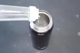 把它倒进保温杯里，水垢立马清除干净，保温杯和新的一样，太棒了视频封面