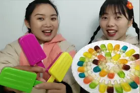 恶作剧：俩妹子被造型玩具整蛊，吃到迷你雪糕橡皮糖超开心，真逗视频封面