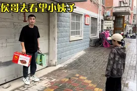 小姨子的腿断了，侯哥心急如焚，赶紧带上礼物，冒着大雨去看望视频封面