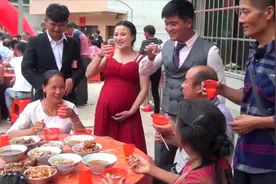 湖南农村一对新人结婚，新娘挺着大肚子来敬酒，好辛苦视频封面
