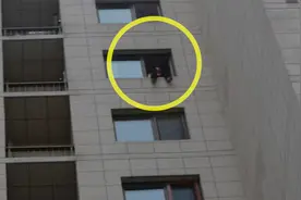 “别因为小事走极端！”女子欲跳楼轻生 北京经开区消防箭步拽回视频封面