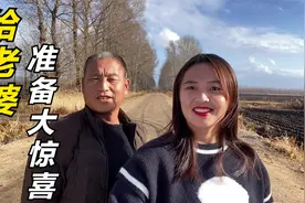 公公偷偷跑去县城，第一次给媳妇买金镯子，仔细挑选，真让人羡慕视频封面