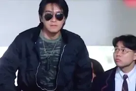抖音神曲搭配周星驰“六亲不认”的步伐，画风太魔性了视频封面