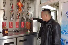 夫妻开房车进入青岛，发现路边卖散装啤酒，一厂原浆30元/升贵么视频封面