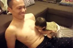 爸爸光膀子玩手机，宝宝饿了来找奶，没想到直接趴在爸爸身上嘬！视频封面