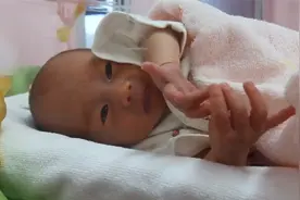 新生儿宝宝每次打喷嚏后，表情总是千奇百怪的，萌翻了视频封面