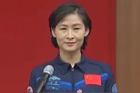 中国首位女航天员刘洋再登太空，10年前执行神九任务系清华博士视频封面