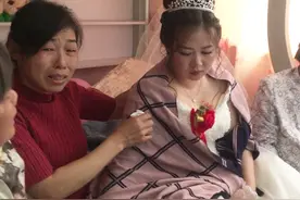 哭嫁 湖北农村女儿出嫁妈妈哭成泪人奶奶亲戚都来帮腔 场面失控视频封面