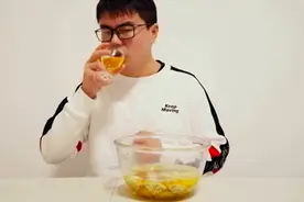 抖音上的水果酒，为什么那么多美女喜欢喝？小伙一探究竟视频封面