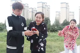 姑娘街头主动搭讪帅小伙，下一秒让人笑岔气，这结局太搞笑了视频封面