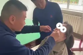 女子吃田螺吸住嘴唇求助消防员，网友：消防员啥场面没见过视频封面