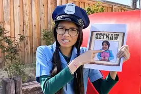 充气城堡被人给玩坏了，保安们到处寻找是谁干的，幸好监控发现了视频封面