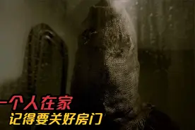 女大学教授独自在家洗澡，忘关房门，一名蒙面男闯了进来！视频封面
