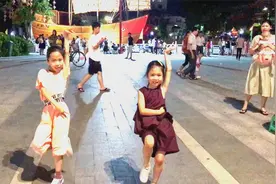 来看两个小女孩跳舞吧，让你见识什么叫朝气蓬勃、活力四射！视频封面