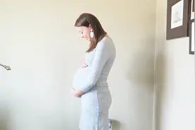 超美辣妈记录怀孕过程，竟然肚子越大人越美，卸完货还像少女一样视频封面