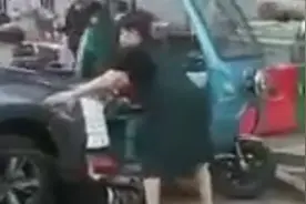 湖北仙桃发生撞车事故三人倒地不起 交警：误把油门当刹车视频封面