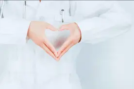 心脏病发作时会有什么表现？应该如何自救视频封面