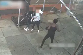 美亚裔女子被威胁“摘下口罩” 脑袋遭锤子狠砸 路人见状绕道走开视频封面
