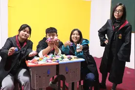 同学们按照模型做手工，没想做的千奇百怪，竟然还说一模一样视频封面