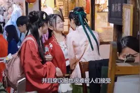 外国美女试穿汉服超害羞，当她看向镜头时，网友：心动的感觉！视频封面