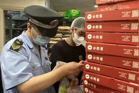 必胜客被曝食品安全问题，北京两家涉事门店被立案调查视频封面