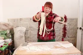 跟着山西老妈学做拉面，从和面到出锅详细讲解，好吃又劲道，真香视频封面