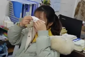 班里第一第二名转学，班主任在办公室痛哭：真的比我离婚还伤心视频封面