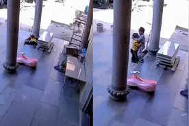 弟弟不慎摔倒 哥哥放下玩具第一时间跑到他面前 把他抱进怀里安慰视频封面
