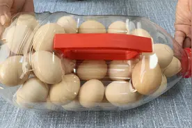 空油桶如何装鸡蛋？60岁奶奶教我一招，方法简单一眼就会，厉害了视频封面