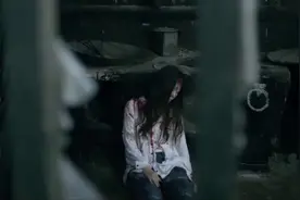 游客去屋内避雨，没想到推开门看到这一幕，众人吓得大叫视频封面