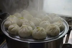 用塑料袋、外卖盒装热包子，会渗进有毒物质吗？吃早餐时要注意视频封面