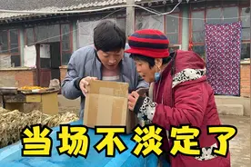 陌生女人抱来一个纸箱，祖孙俩看清里面的东西后，当场不淡定了视频封面