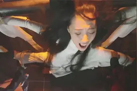 江映月被两壮汉审问，用的刑罚谁知是挠脚心，笑哭了！爆笑挠脚心