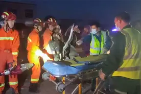 河南一面包车凌晨与拉砖拖拉机追尾，被困男子头绑纱布打吊瓶等救视频封面