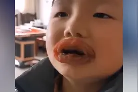 萌娃贪吃辣条嘴巴肿成了香肠嘴，孩子委屈得想哭，爸爸忍不住笑视频封面